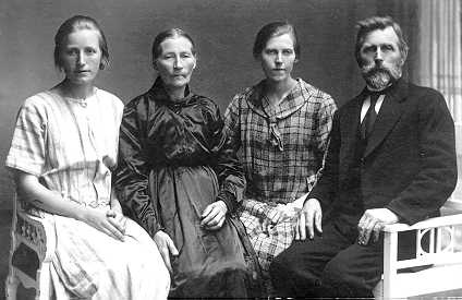 Johan and Pauline Wigestrand with daughters Cicilia and Hilda